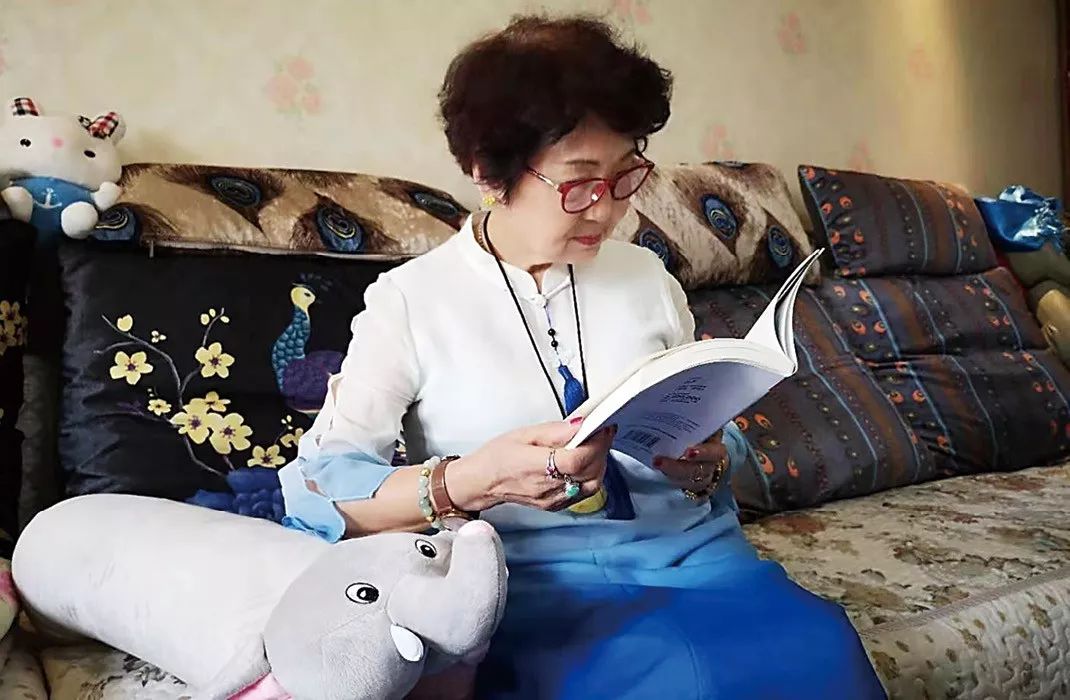 老公娶保姆，独女自杀，坐牢18年出狱后扫厕所，80岁赚千万翻身