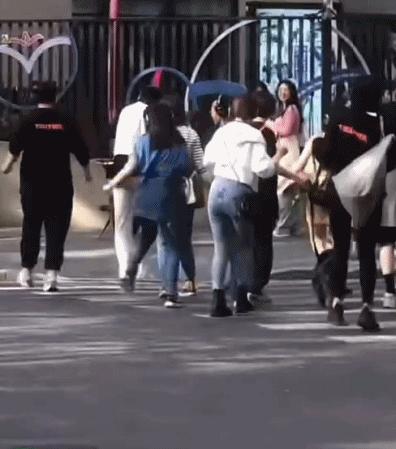 群魔乱舞:上海街头黑人带队领舞，年轻男女跟着装模作样，好尴尬