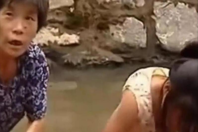 父亲瘫痪在床被老鼠啃食,瘫痪父亲被老鼠啃