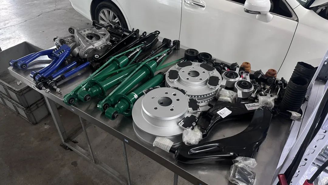 13代半皇冠底盘松散回炉重造,十三代皇冠彻底整备