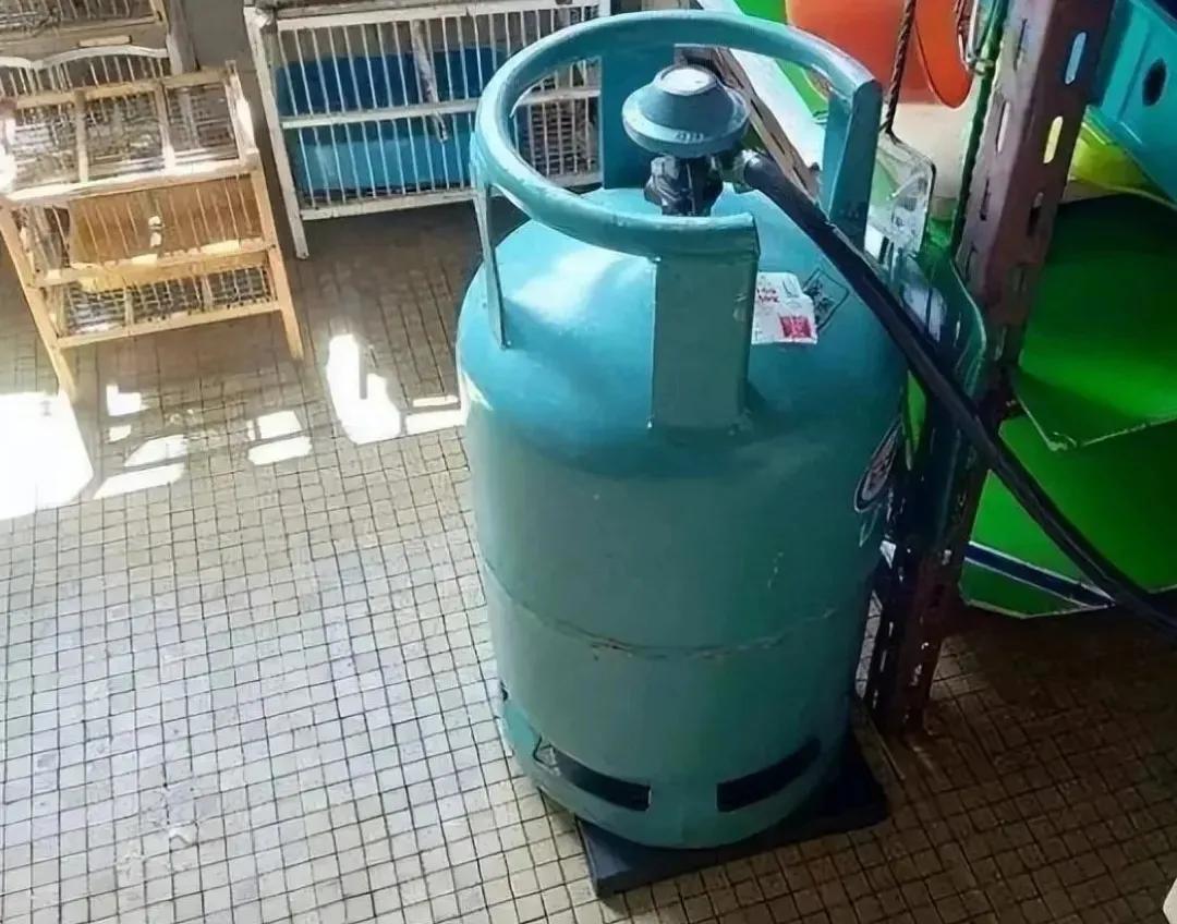 银川煤气罐爆炸事件老板,银川烧烤店煤气罐爆炸原视频