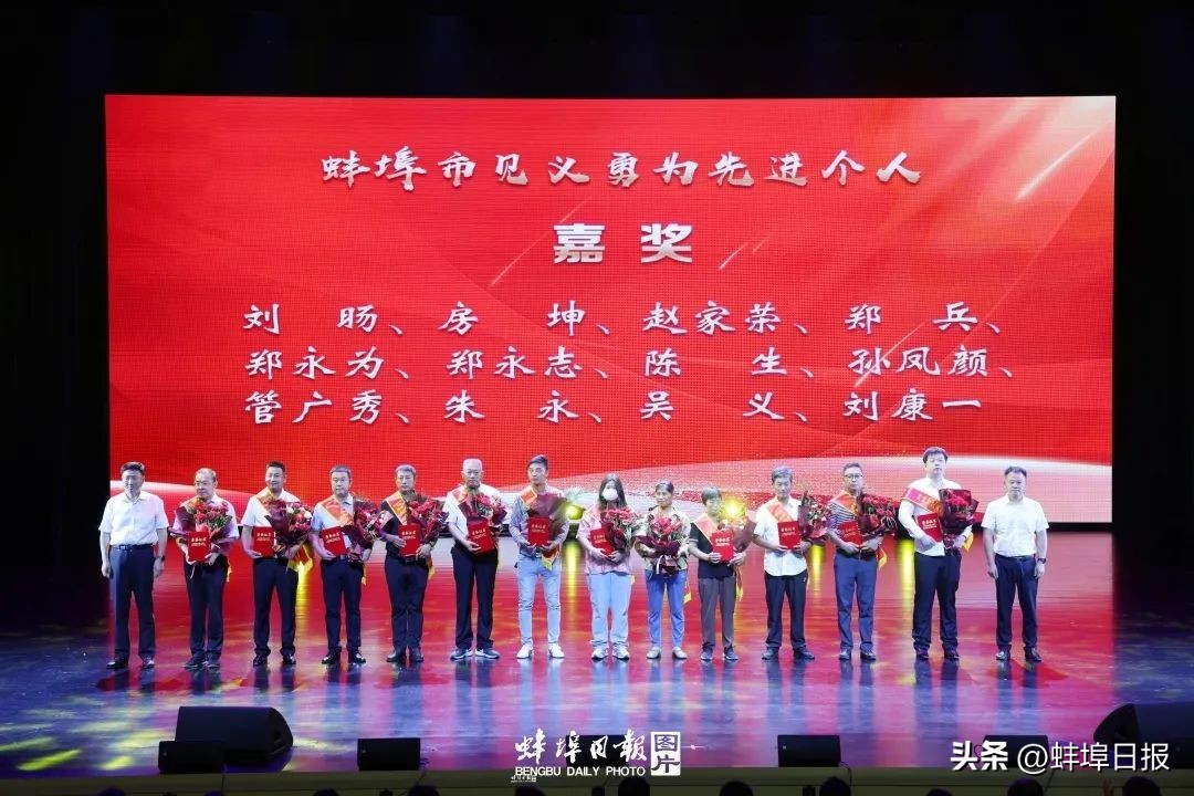 致敬英雄缅怀前行,缅怀英雄向他们致敬