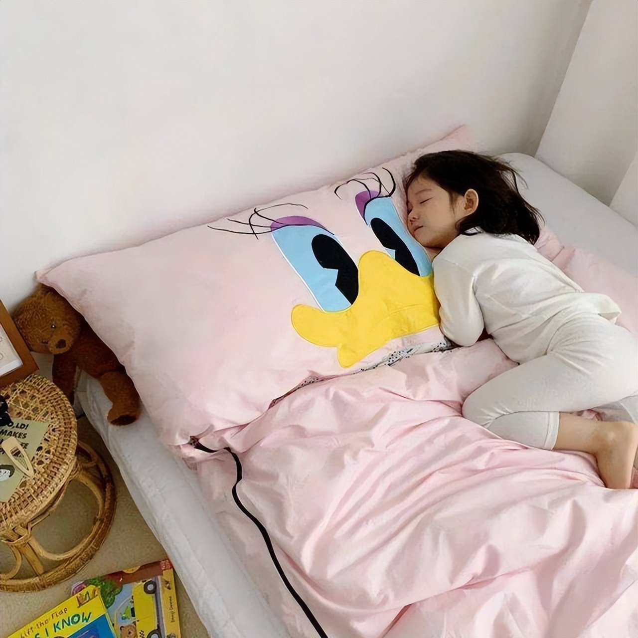 宝宝爱踢被子真的是热吗,孩子老踢被子是真的热吗