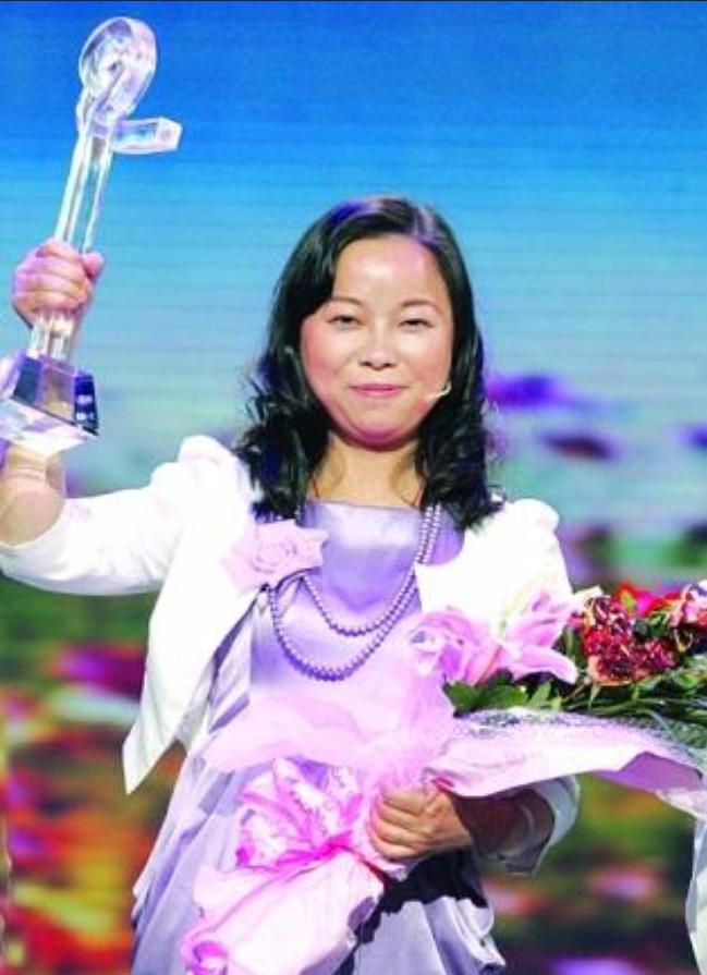 8人用被子接住坠楼女孩视频,小孩坠楼女子徒手接住