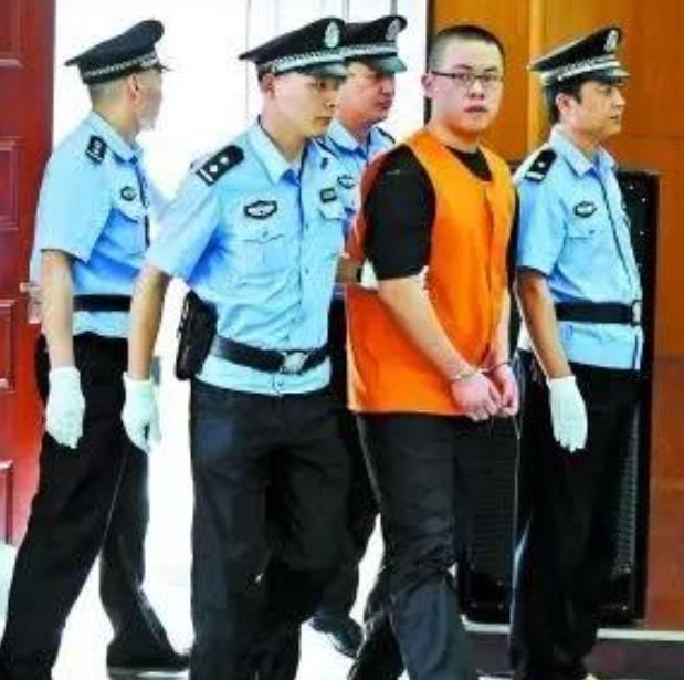 周岩毁容5年后的照片,周岩毁容事件图片