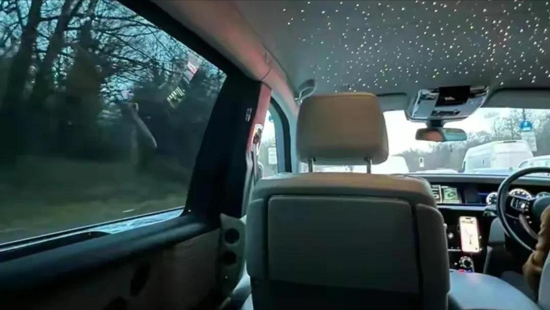 王思聪疑借好友900多万手表炫富，身边女伴颜值普通，身份惹热议