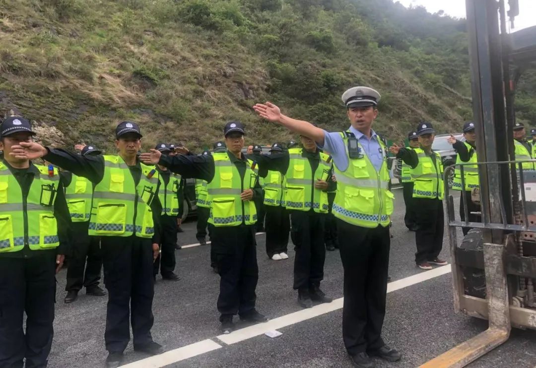 一线警事｜大保交警对塘子铺互通工程现场施工人员开展交通安全培训