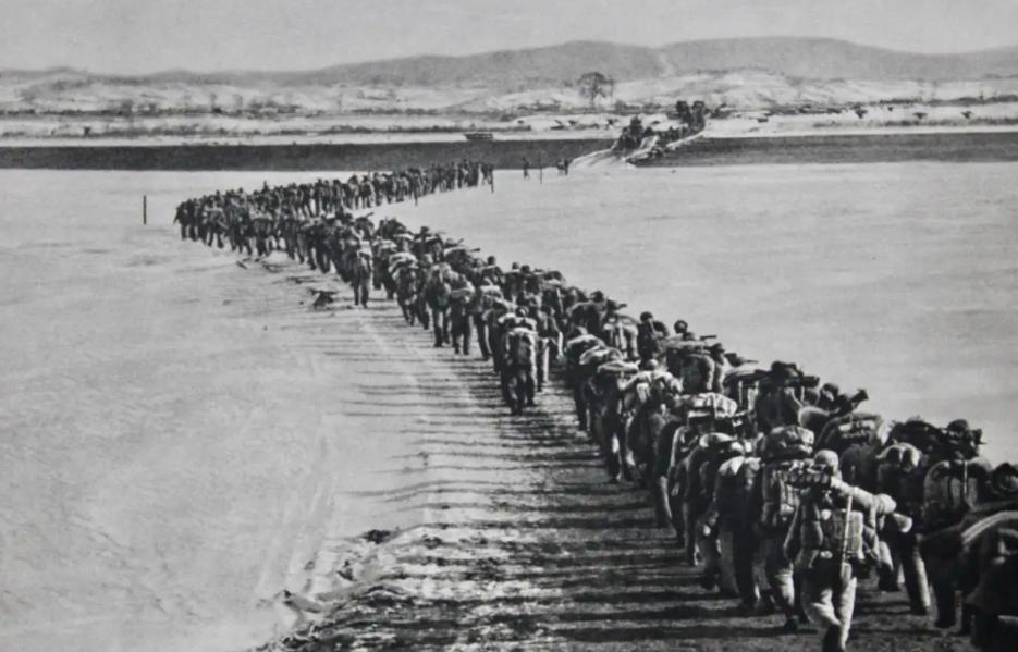 1956年女大学生错过烈士陵园开放时间，哭求大爷：让我进去见见他