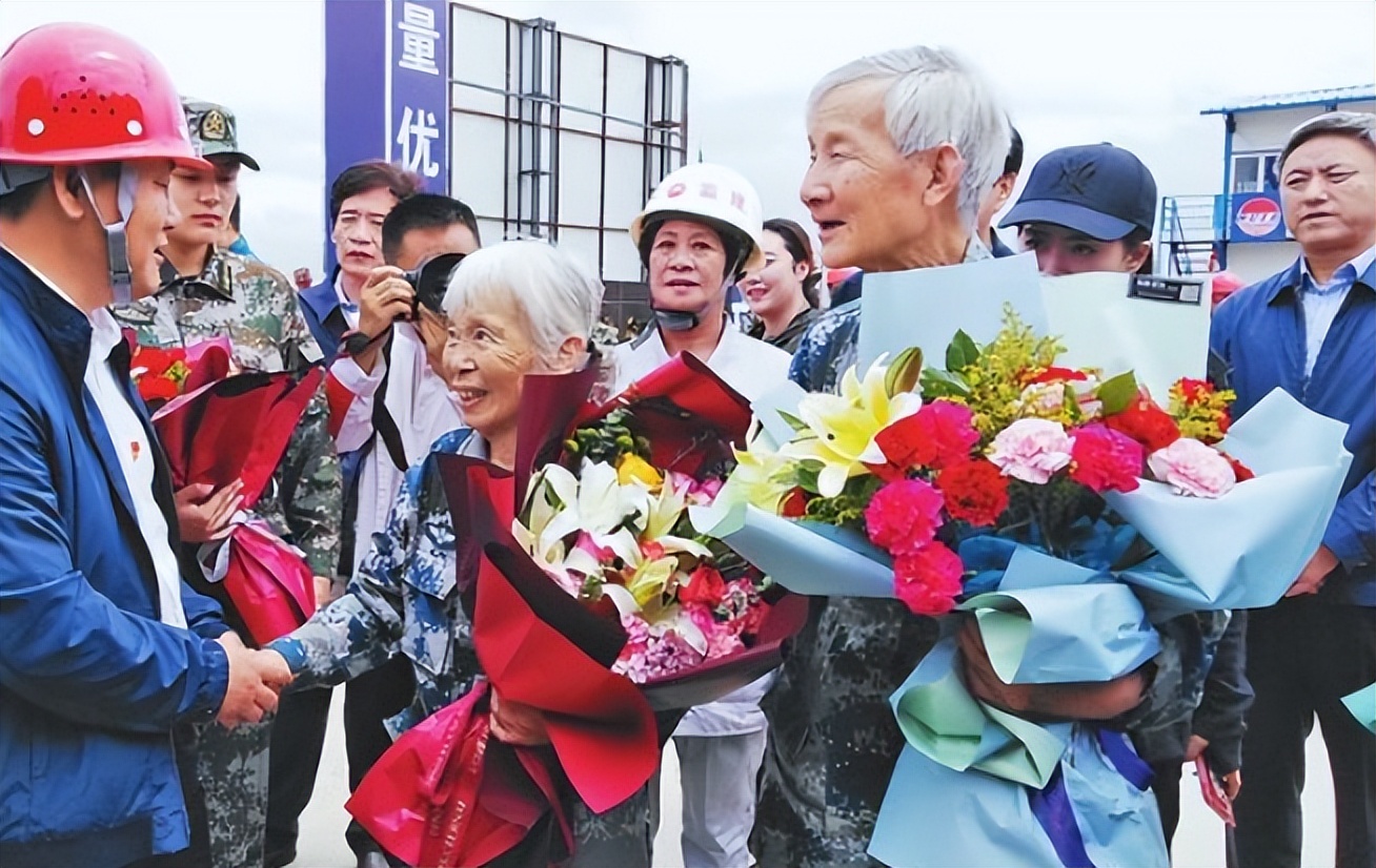 80岁老太捐款5万被劝回,老人转账300万被银行报警真相感人