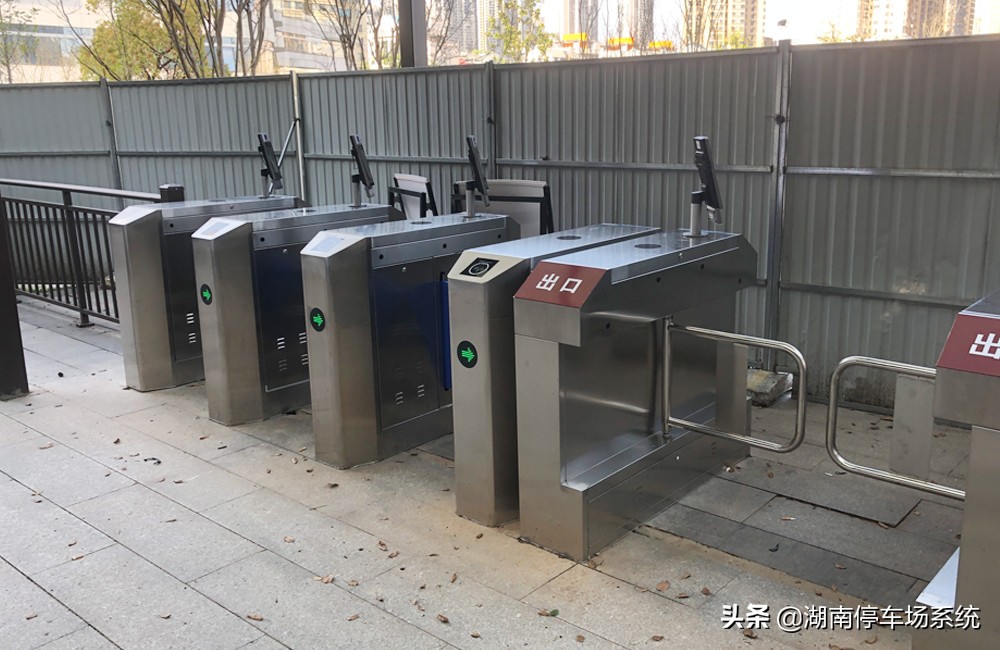 湖南长沙南郊公园人行道闸测温人脸识别系统应用案例