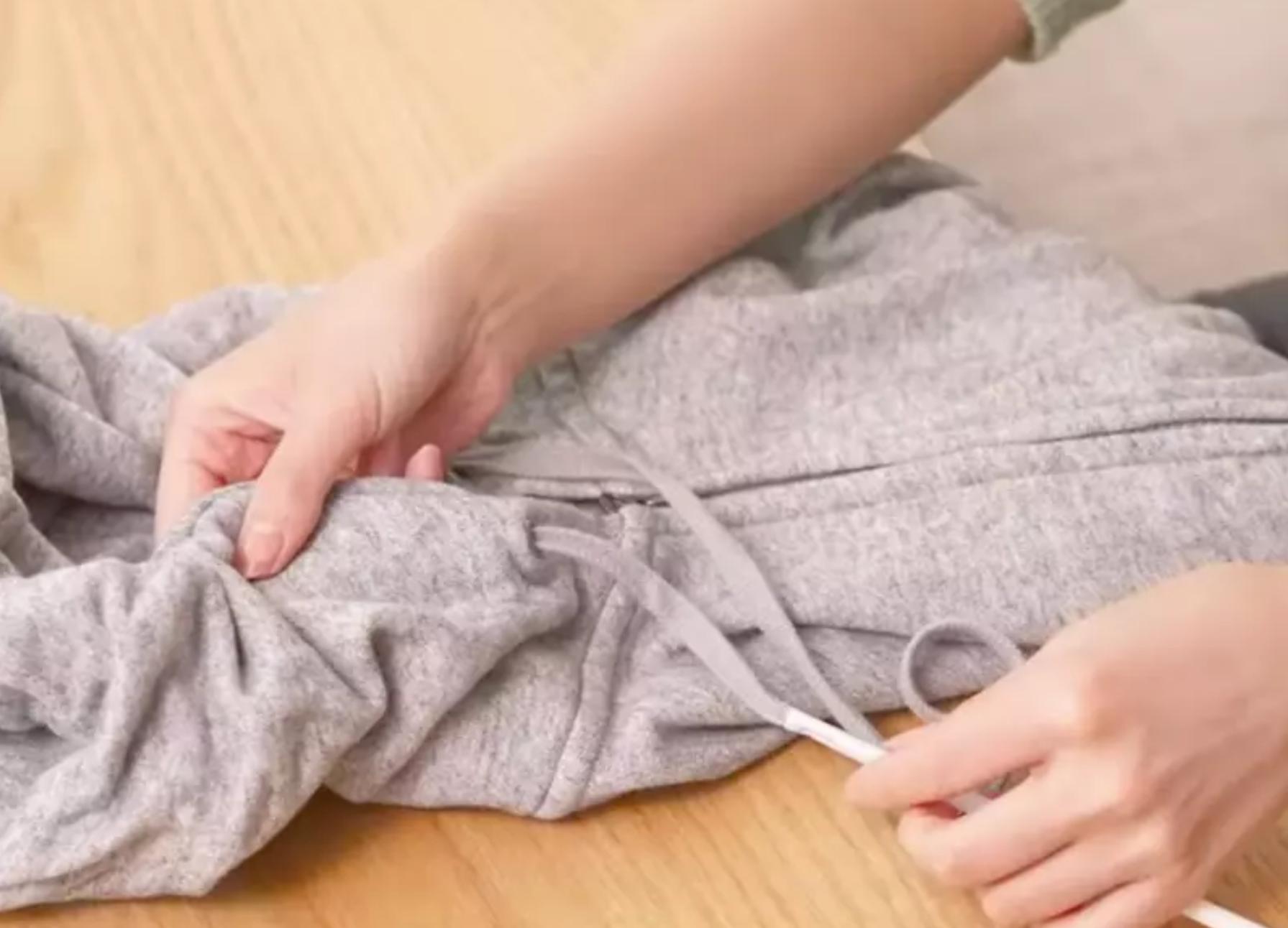 裤子抽绳掉下来怎么穿进去,裤子抽绳掉一半怎么穿回去