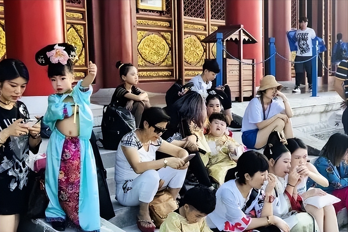 21岁新人揭露圈内*规则潜**：副导演带面试女孩开房，男艺人也不安全