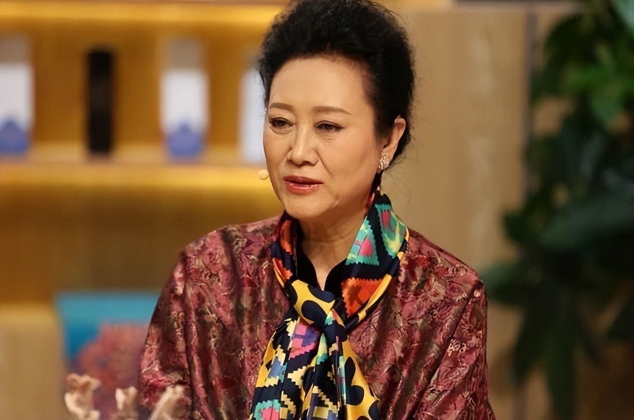 王丽云年轻时穿军装最漂亮的照片,65岁王丽云穿贵妇装