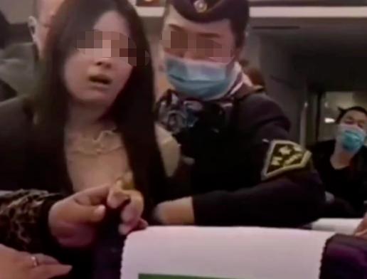 女子高铁上突发疾病,女子高铁突发事件