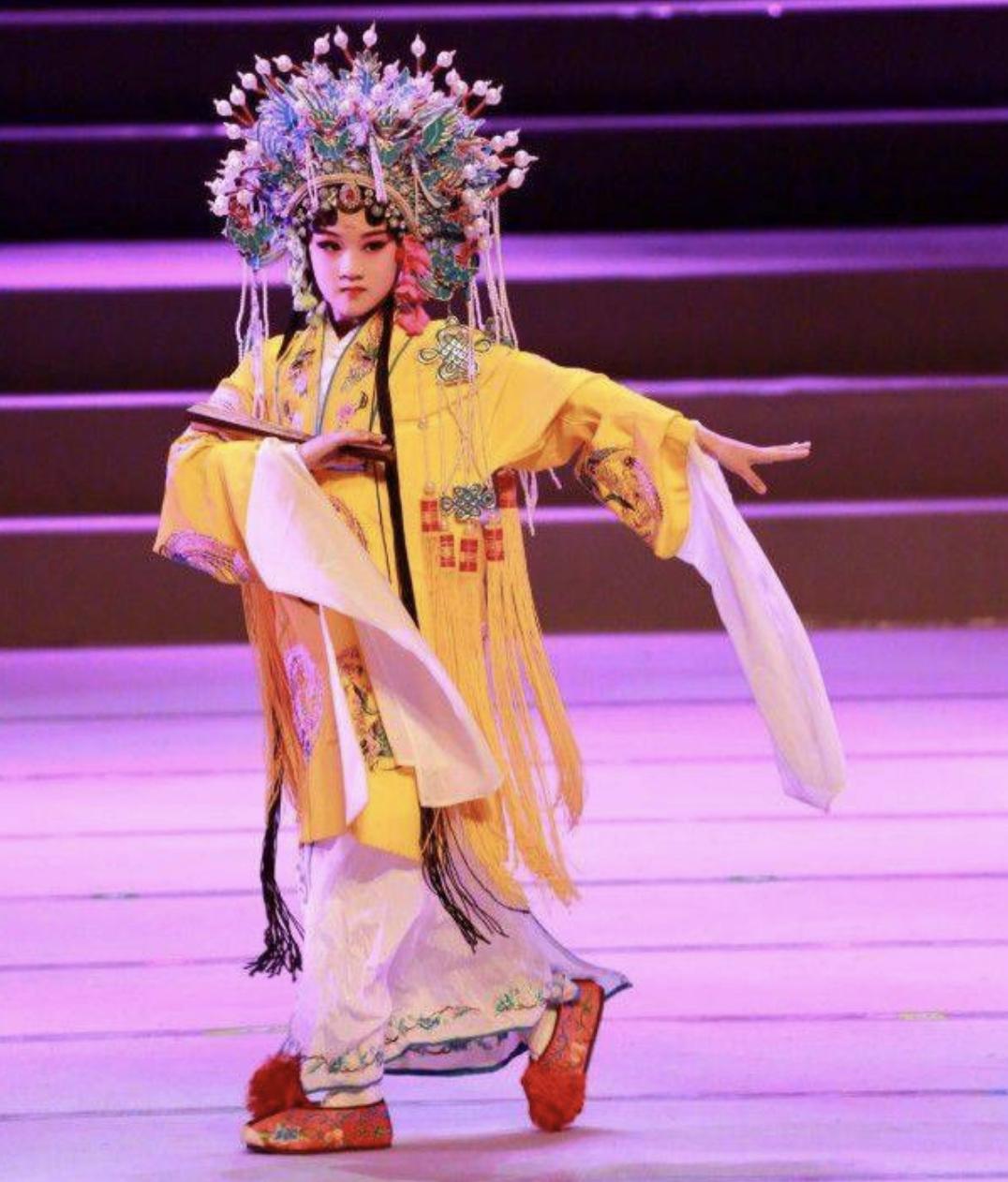 陆毅14岁大女儿获赞最美星二代，才艺令人惊艳，四口人共用一张脸