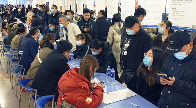 “三和大神”重启人生：那些住网吧、混日结的躺平者，已逆风翻盘