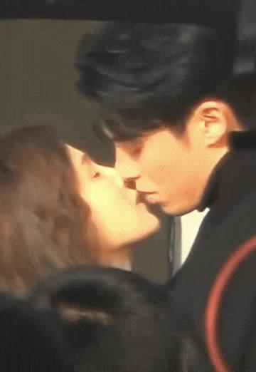 王鹤棣白鹿吻戏摸头,王鹤棣白鹿图片吻戏