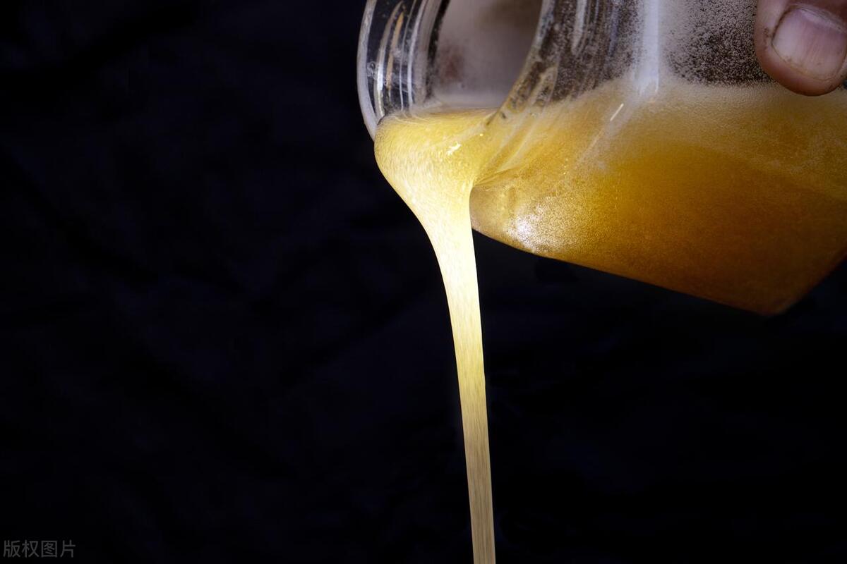 验证蜂蜜真假是添加热水还是凉水,蜂蜜怎么辨别真假视频教程