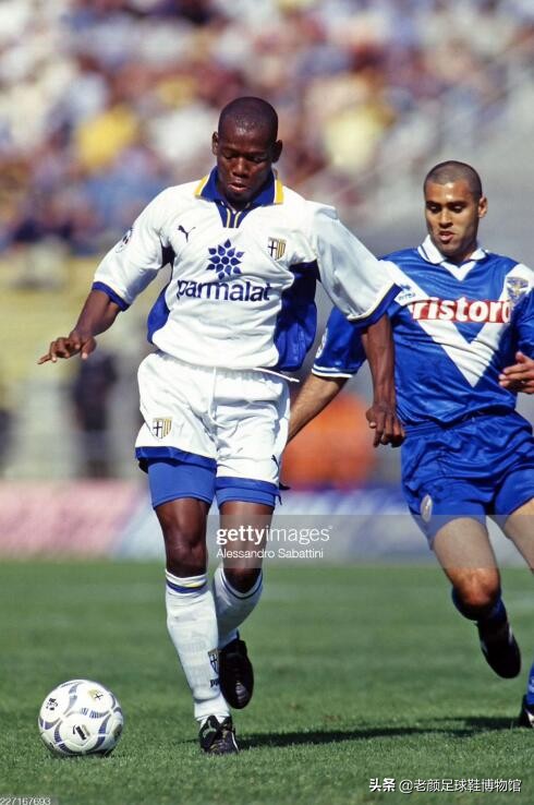 巩汉林的足球签名真的是赝品吗,巩汉林的签名球是赝品