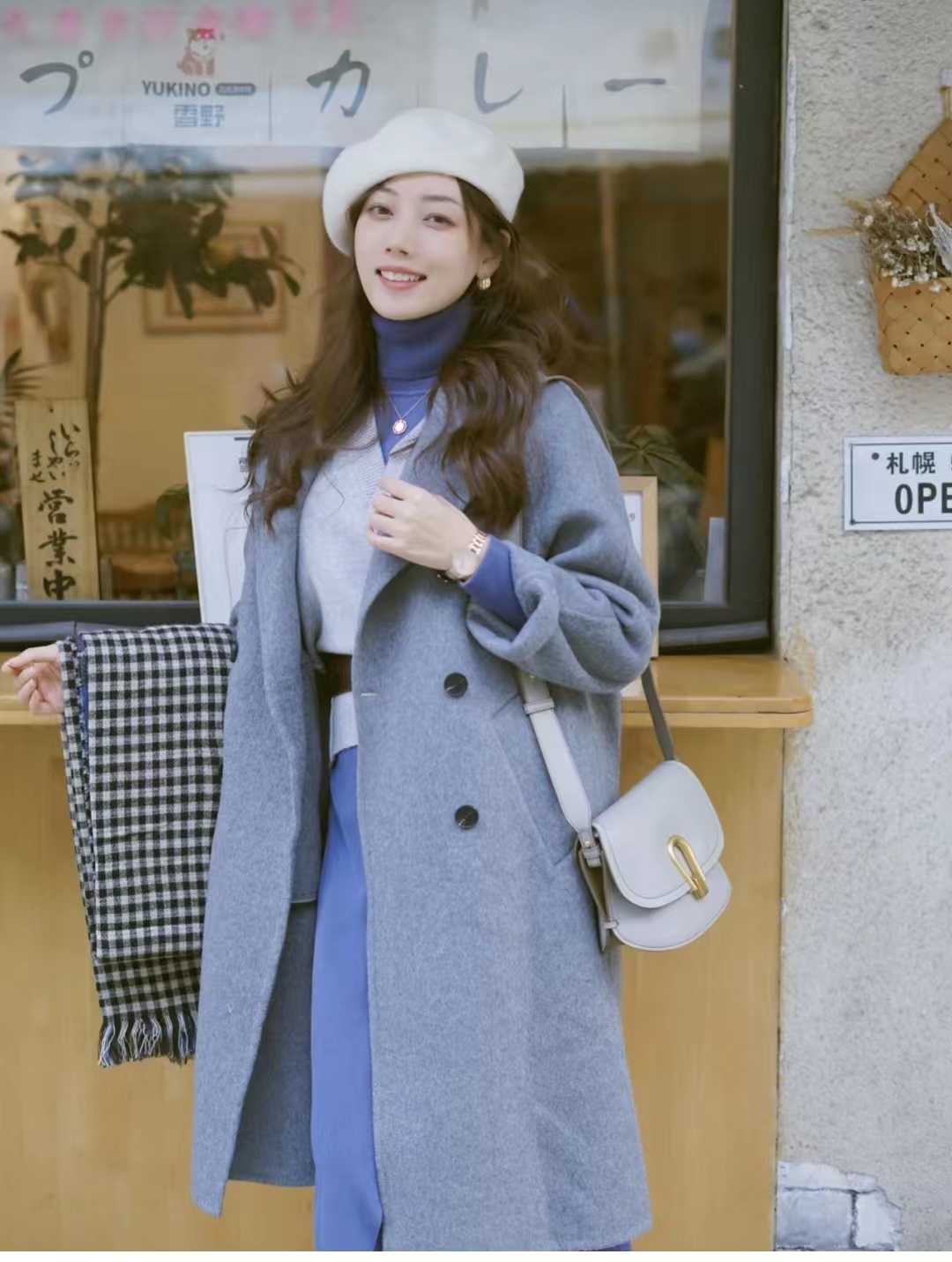 外套秋冬蓝色搭配什么颜色,秋冬比较显高级的颜色搭配