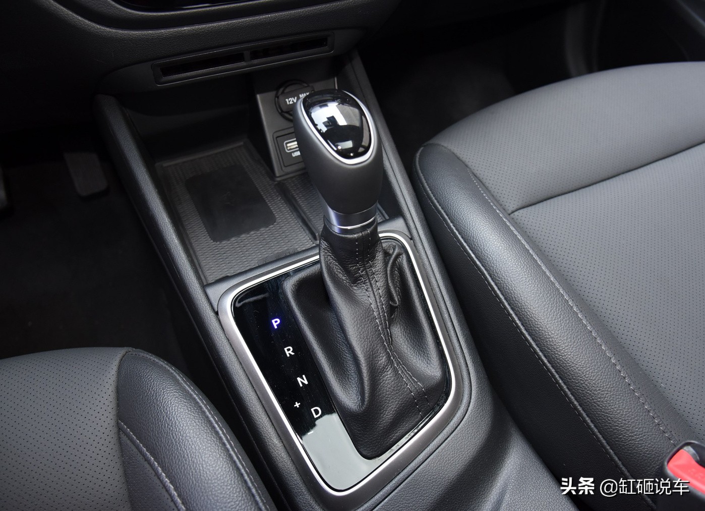 现代悦纳有天窗有无钥匙进入,自动17年现代悦纳无天窗