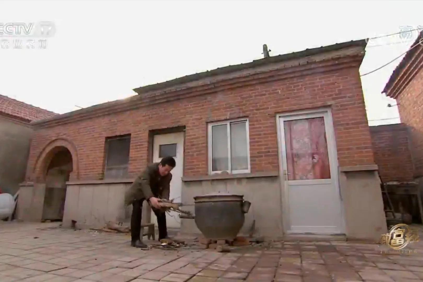 男子筹集40万承包300多亩山林养猪,一小伙承包荒山搞养殖年挣百万