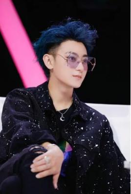 黄子韬徐艺洋出门开什么车,黄子韬带徐艺洋出席活动