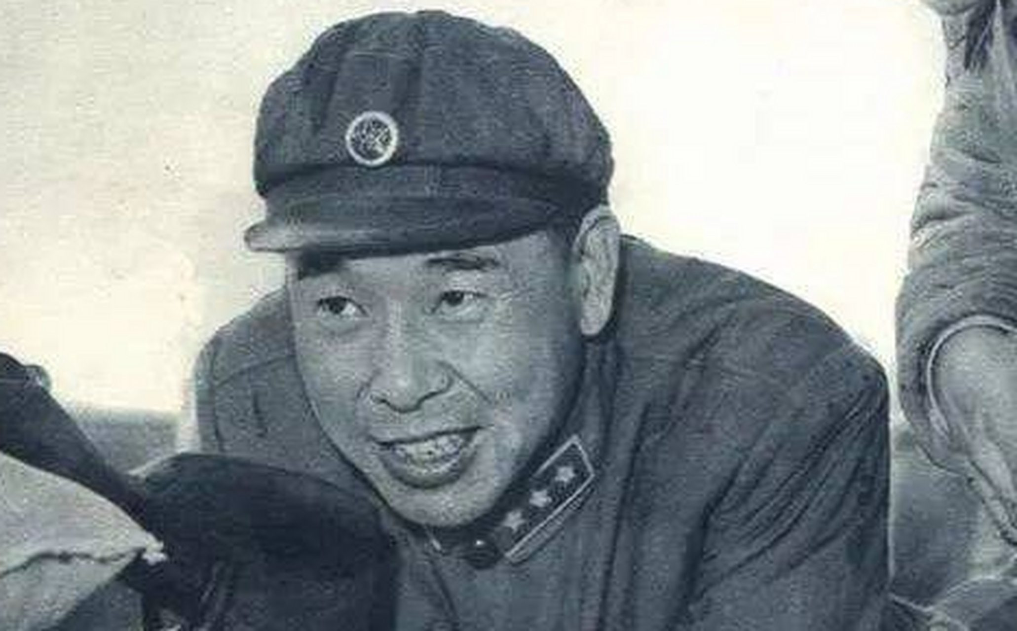 毛主席开会没烟了，看邓华口袋鼓鼓的，问：你的白金龙还有没有？