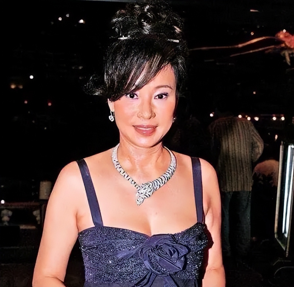 赌王四太三太翡翠项链对比,赌王三太翡翠项链