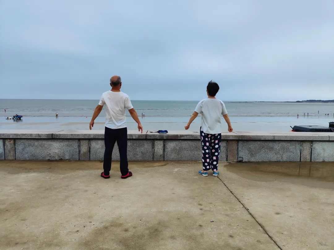 鬼城银滩被骗老人集市卖烧饼,5万一套海景房鬼城银滩