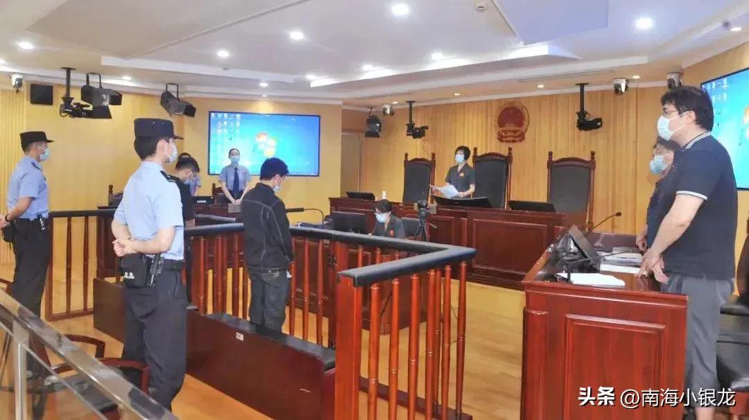 一男子拿防疫通行证,男子违反防疫规定被处理