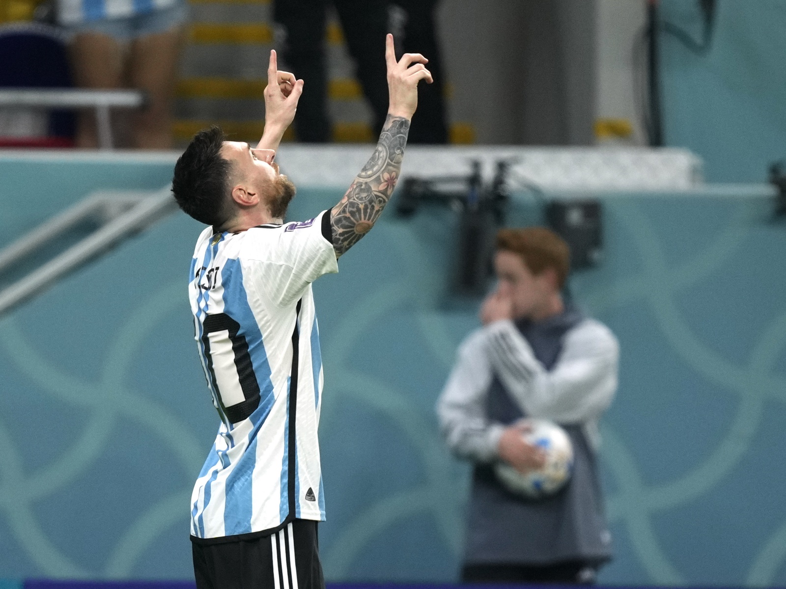 巴萨官方祝贺梅西获金球奖,世界杯梅西夺冠小罗祝福