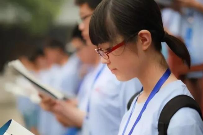 河南一男生肤白貌美，被吐槽不思学习光臭美，本尊回应：清华本硕