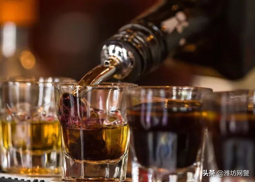 抓住骗钱的人给他一顿打犯法吗,抓了一个诈骗犯没有证据