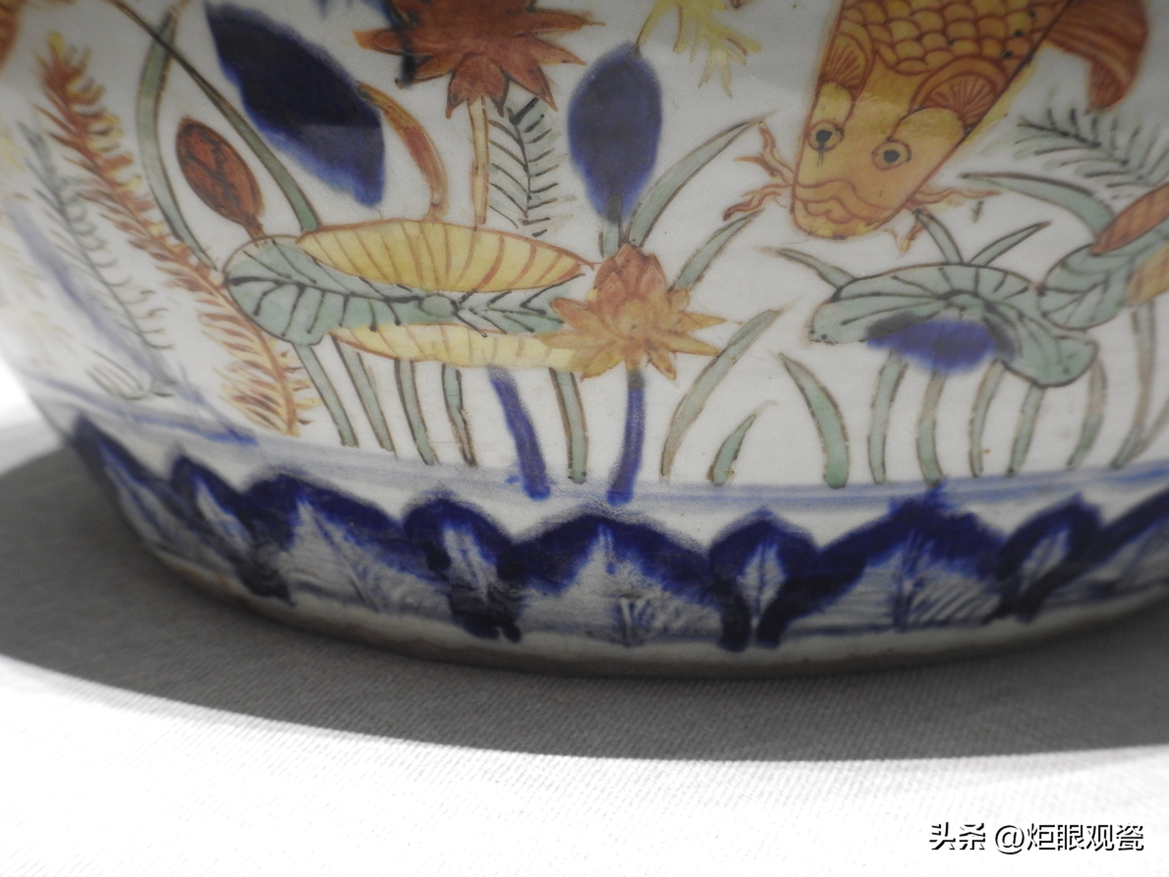 鱼乐其中——细观嘉靖五彩鱼藻纹罐的黄上红、翡翠绿、回石青