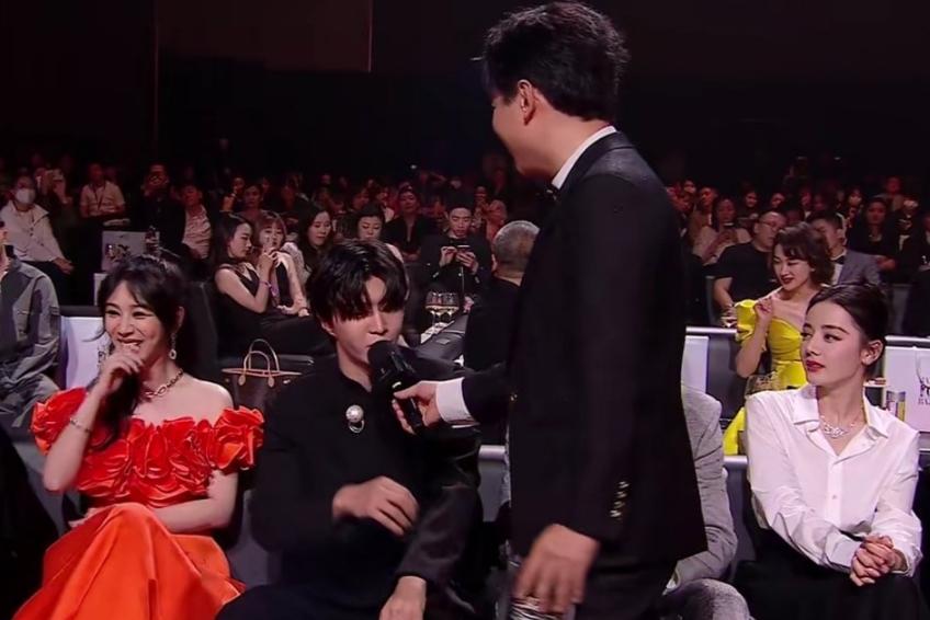 时尚芭莎杨紫领奖镜头切换李现,时尚芭莎红毯赵丽颖李现