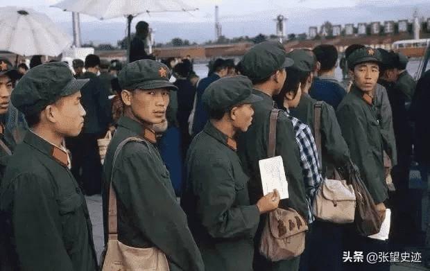 女子身穿日本侵华军装照片,女子穿侵华日军服装摆拍新闻视频