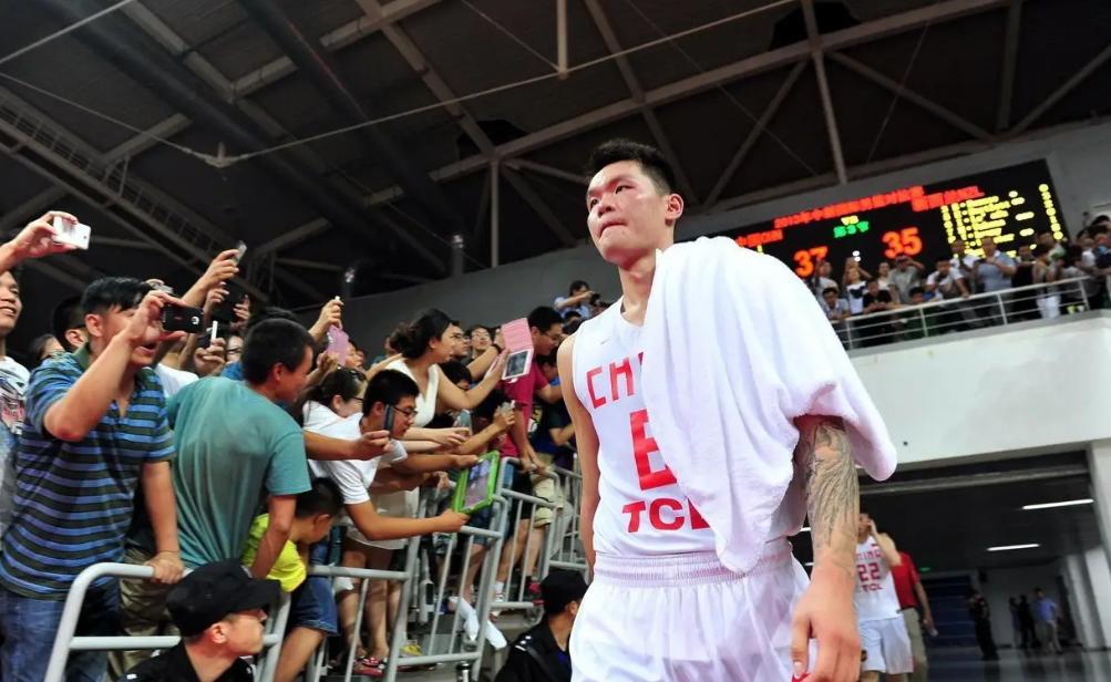 朱芳雨给老万颁发总冠军戒指,cba朱芳雨总决赛