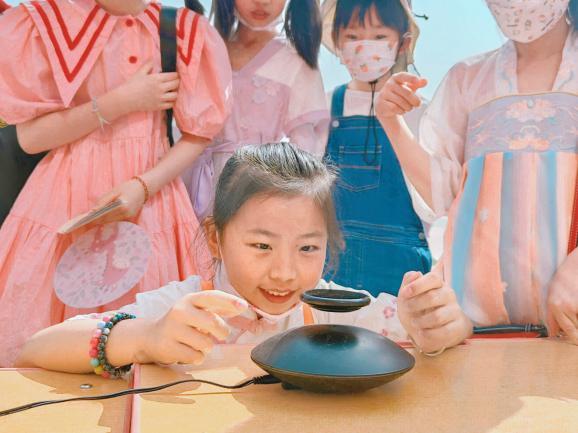 首师大育新华电附中小学部科技节隆重举行