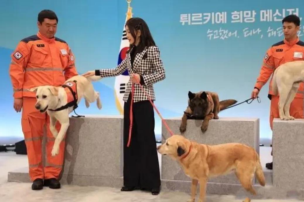 韩第一夫人访美韩服造型,韩第一夫人穿搭