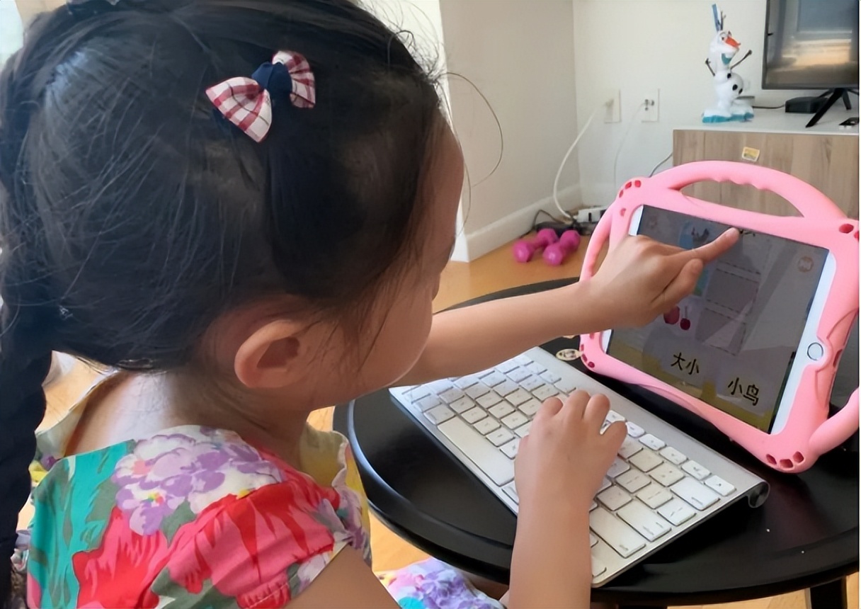 不给孩子玩手机发脾气怎样教育,孩子玩手机撒泼打滚怎么教育