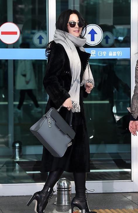 李英爱大衣穿搭街拍,李英爱年轻时穿搭基础款