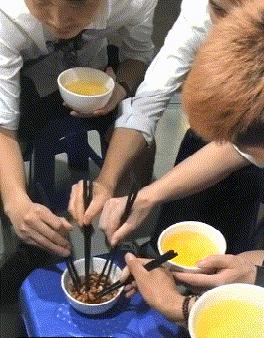 “是小蛇出了轨，还是青蛙劈了腿？”这是现实版的美杜莎？哈哈