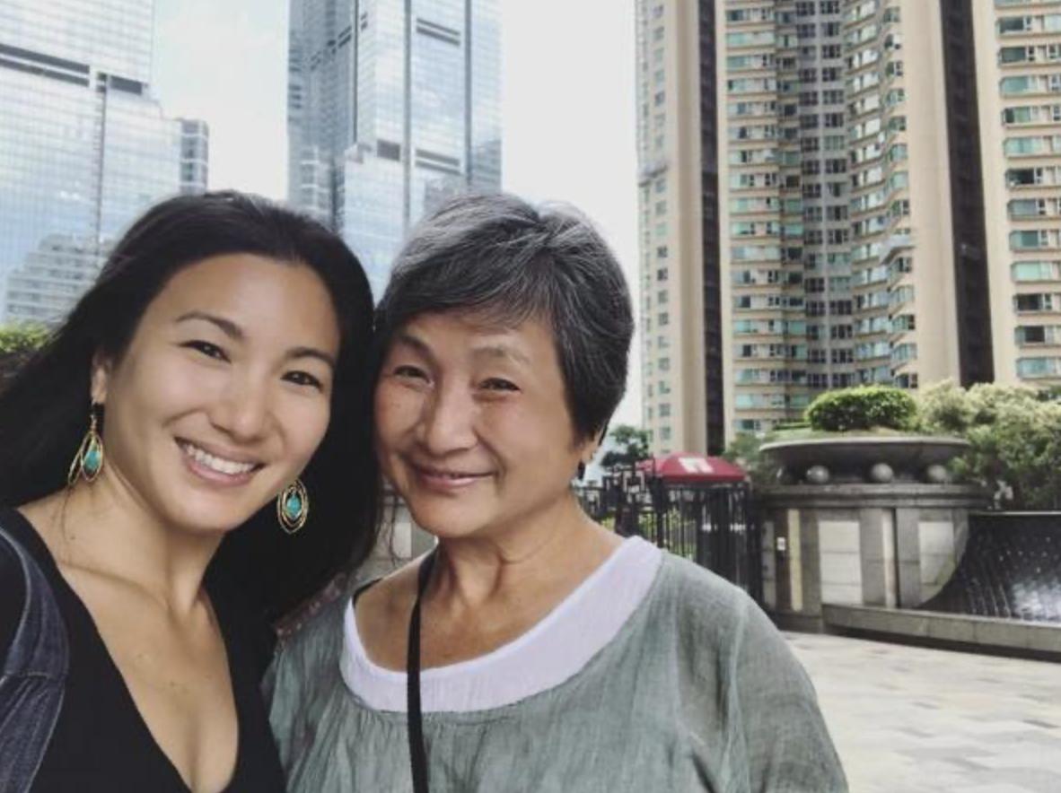 原子鏸公开76岁郑佩佩现状，身体变差行动迟缓，长居美国深居简出