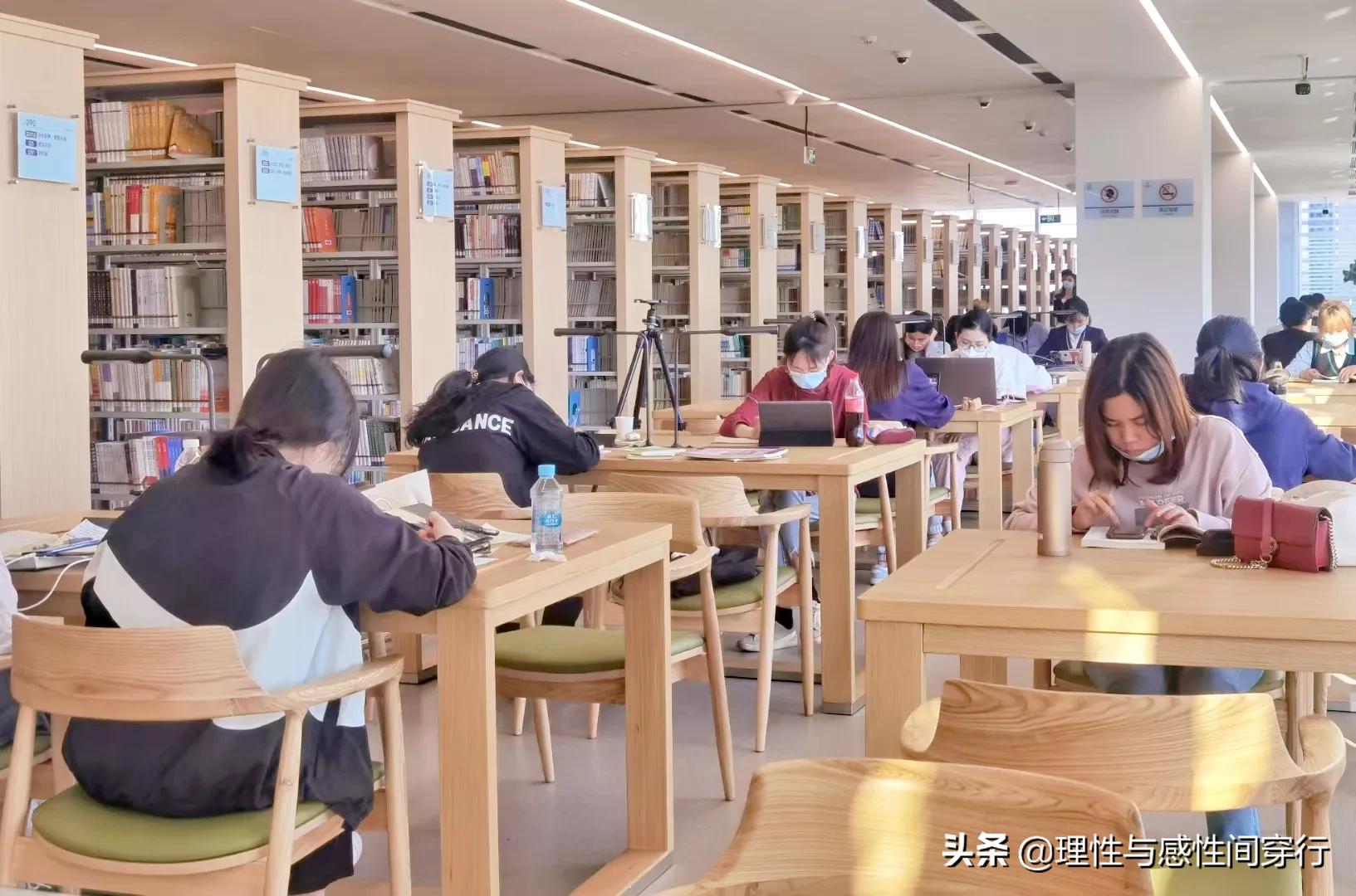 隔海相望，我在这头，静守似水流年，你在那头，淡看烟火人间