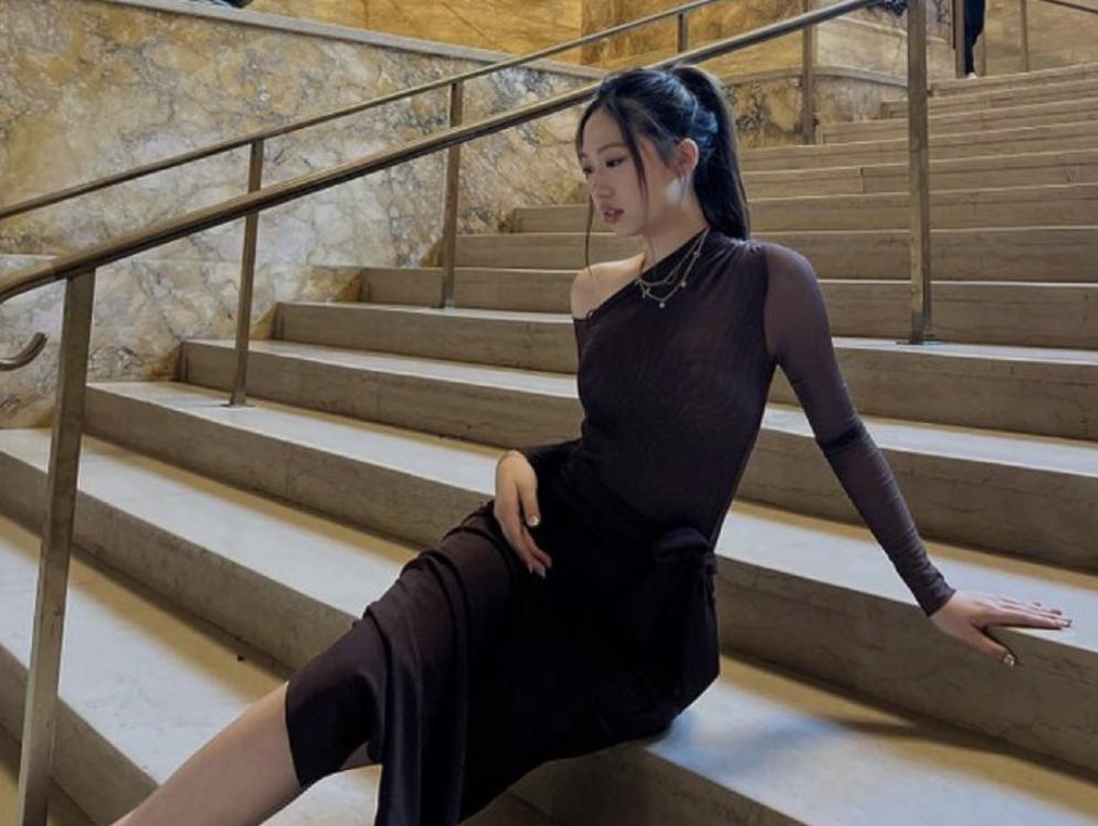 有一种尴尬叫“星二代玩性感”，*裤底**胸部全露，让明星父母都脸红