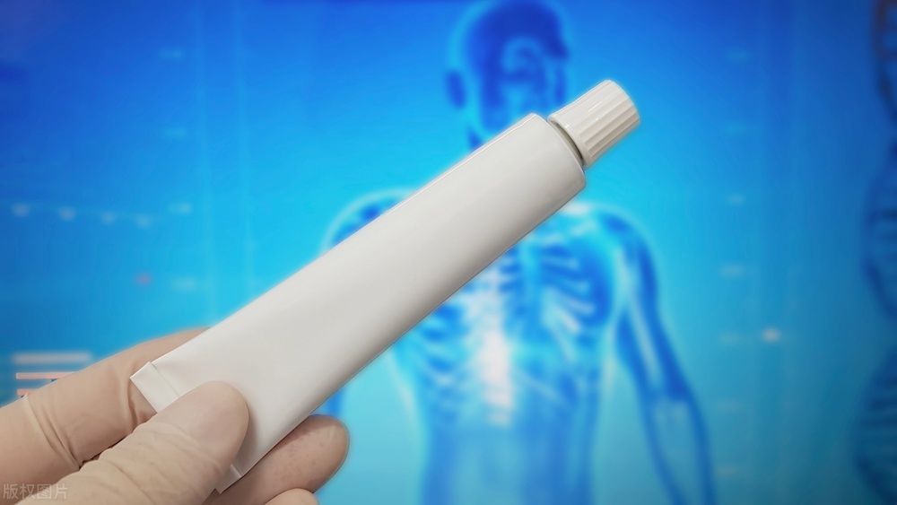 肛门潮湿瘙痒有臭味应怎么治疗,肛门潮湿且有分泌物怎么治疗