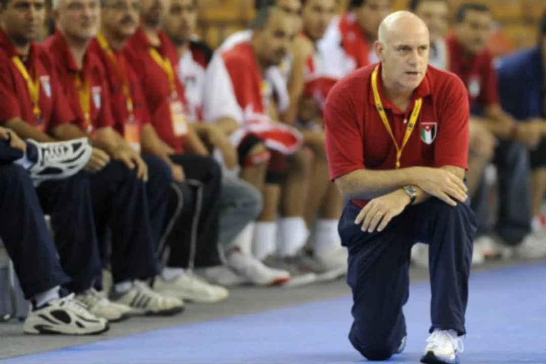 这对世界级传奇教练纵横国际赛场21年，相爱并相杀着…