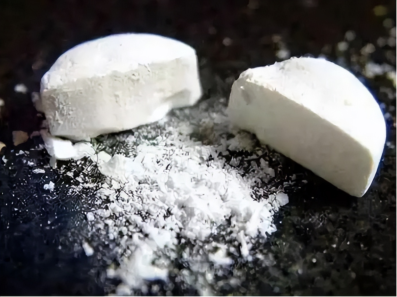 哪些药物不宜嚼碎或掰开,提醒这些药掰开吃无效或有毒