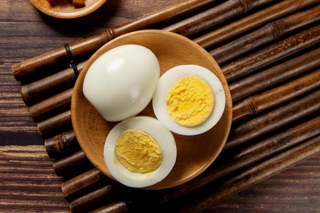 你知道如何煮鸡蛋蛋壳一碰就掉吗,煮鸡蛋放什么在里面煮鸡蛋不破